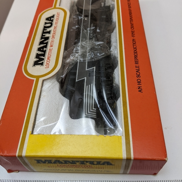 MANTUA New York Central 1650 Locomotive w Operating Headlight Engine 411-22 , HO - Picture 11 of 16